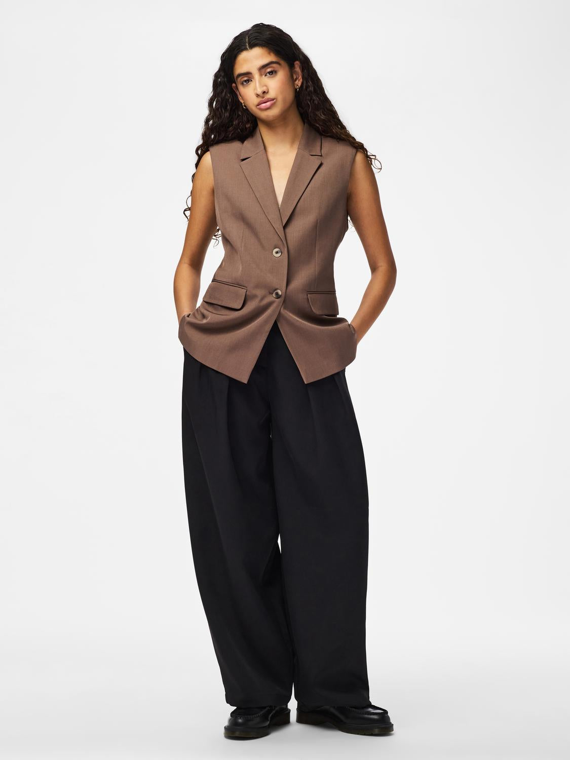 model_shot-front_full